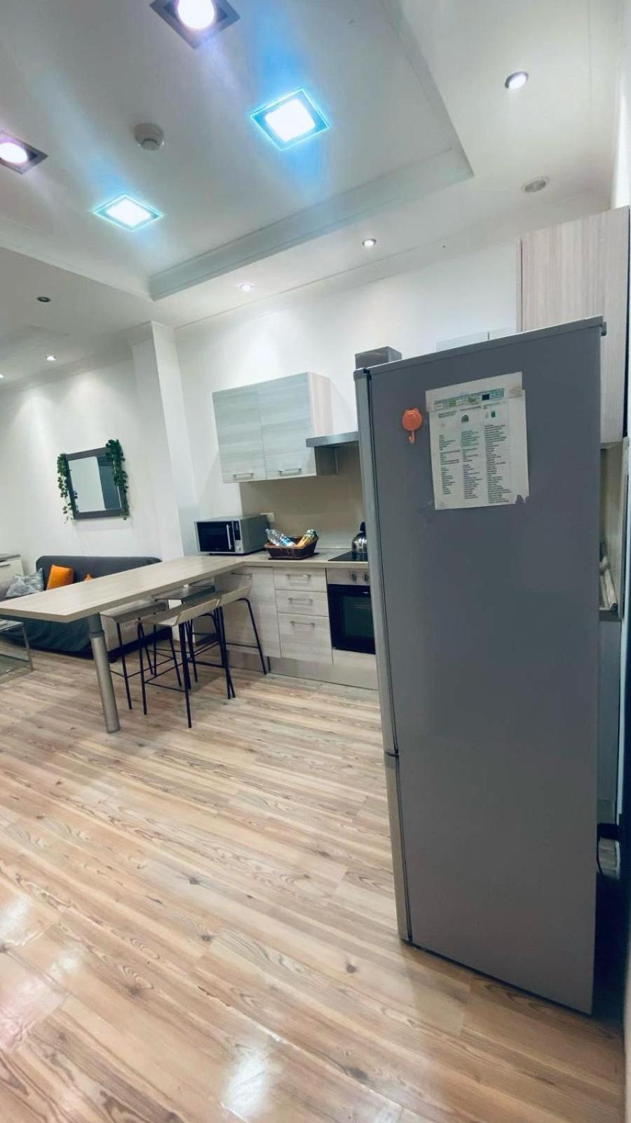Cozy With 2 Bedroom In A Location Apartment *