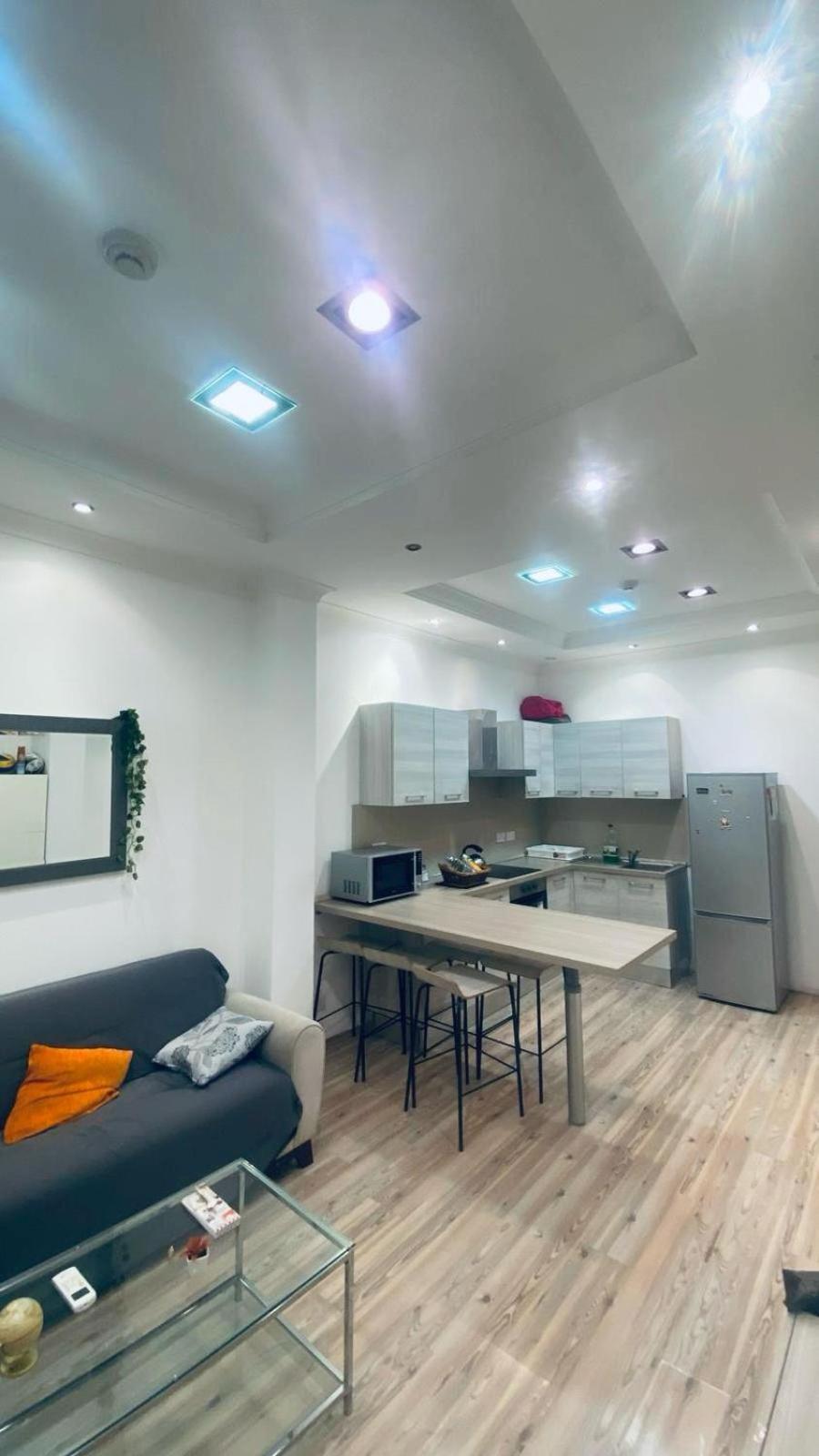 Cozy With 2 Bedroom In A Location Apartment